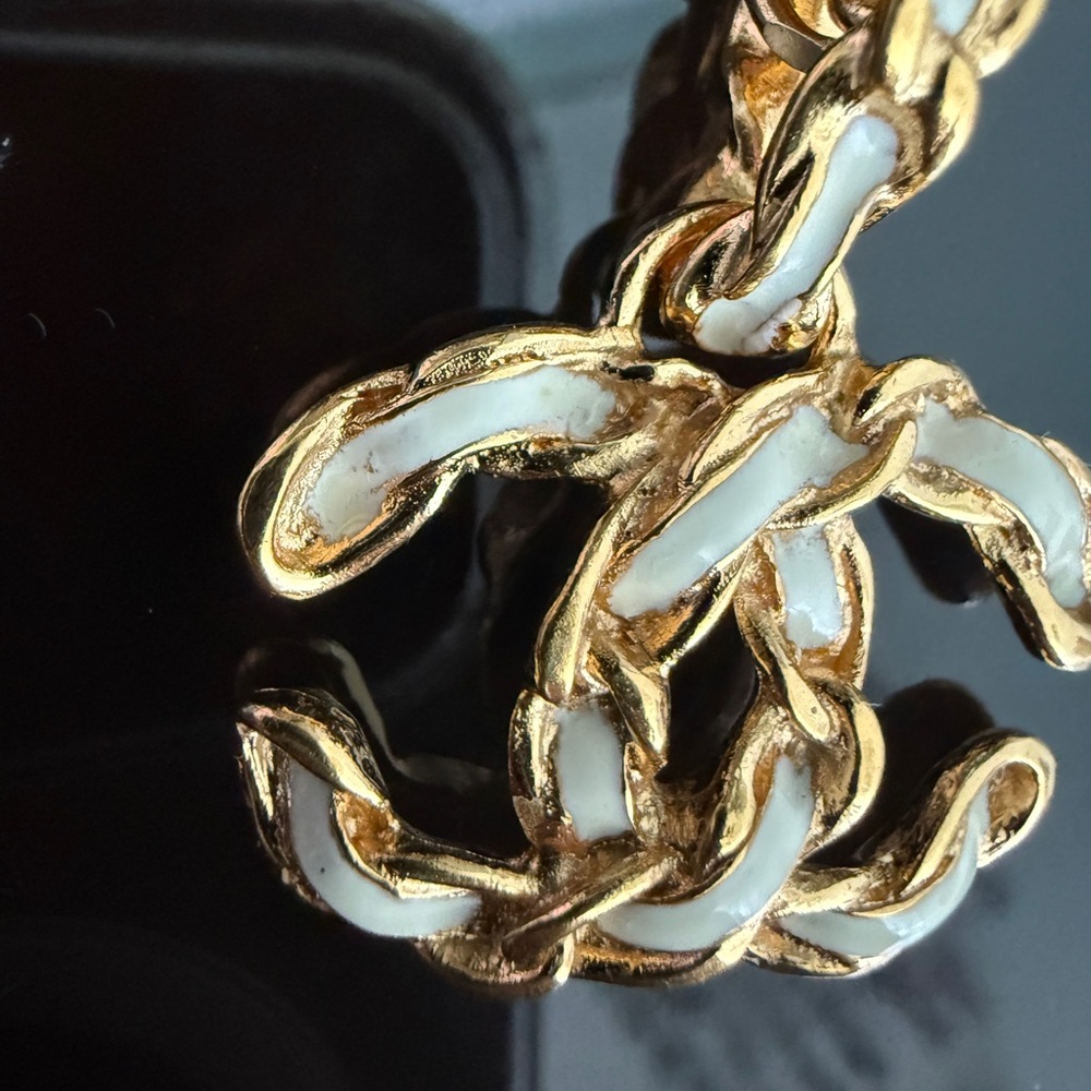 LOT 2097 24K gold plated CHANEL vintage white enamel chain necklace - Picture 4 of 9